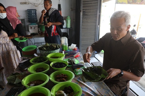 Gubernur Jateng Ganjar Pranowo menikmati Nasi Jamblang, makanan khas Cirebon di warung milik Awang di Palimanan