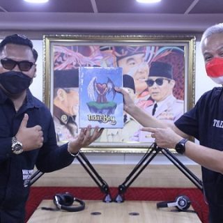 Helarius Daru Indrajaya atau Ndaru ‘Ndarboy Genk’, bersilaturahmi dengan Gubernur Jateng Ganjar Pranowo, Jumat (7/1)