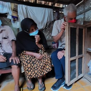 Gubernur Jawa Tengah Ganjar Pranowo mendatangi rumah Sodimun dan Rodinah di Desa Seliling, Kecamatan Alian, Kabupaten Kebumen. Rumah yang kondisinya sudah reyot itu segera dibangun dengan program RSLH