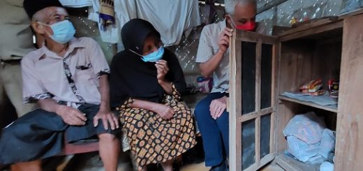 Gubernur Jawa Tengah Ganjar Pranowo mendatangi rumah Sodimun dan Rodinah di Desa Seliling, Kecamatan Alian, Kabupaten Kebumen. Rumah yang kondisinya sudah reyot itu segera dibangun dengan program RSLH