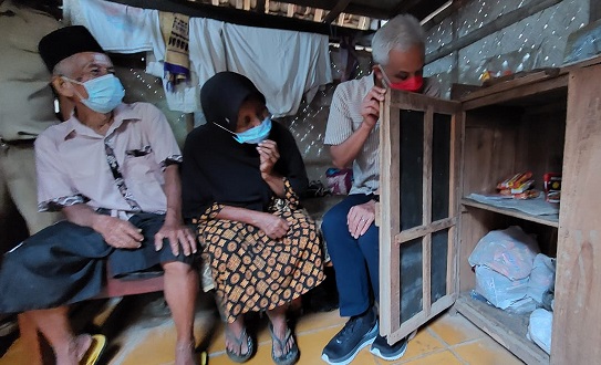 Gubernur Jawa Tengah Ganjar Pranowo mendatangi rumah Sodimun dan Rodinah di Desa Seliling, Kecamatan Alian, Kabupaten Kebumen. Rumah yang kondisinya sudah reyot itu segera dibangun dengan program RSLH