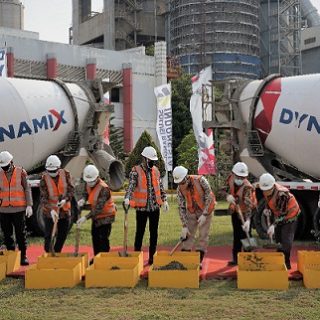 Bupati Tuban, Aditya Halindra Faridzky (enam dari kiri), Direktur Strategi Bisnis dan Pengembangan Usaha SIG, Aulia Mulki Oemar (tujuh dari kiri) saat peletekan batu pertama proyek pembangunan pengembangan pelabuhan terminal khusus dan fasilitas produksi di Tuban Jawa Timur, Jumat (28/1)