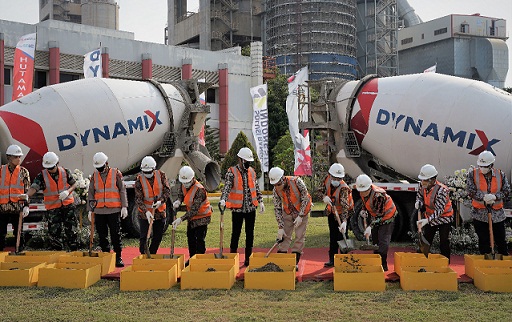 Bupati Tuban, Aditya Halindra Faridzky (enam dari kiri), Direktur Strategi Bisnis dan Pengembangan Usaha SIG, Aulia Mulki Oemar (tujuh dari kiri) saat peletekan batu pertama proyek pembangunan pengembangan pelabuhan terminal khusus dan fasilitas produksi di Tuban Jawa Timur, Jumat (28/1)