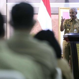 Gubernur Ganjar Pranowo menyampaikan pesan kepada para kepala sekolah pada acara Penyerahan Keputusan Pengangkatan Kepala Sekolah dan Pengarahan Gubernur Jateng kepada Kepala SMA dan SLB di Gedung Gradhika Bhakti Praja, Komplek Kantor Gubernur, Senin (10/1)
