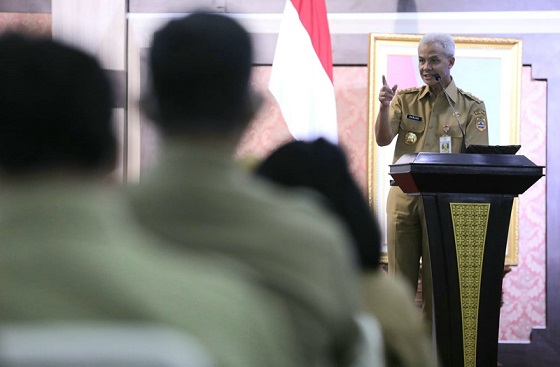 Gubernur Ganjar Pranowo menyampaikan pesan kepada para kepala sekolah pada acara Penyerahan Keputusan Pengangkatan Kepala Sekolah dan Pengarahan Gubernur Jateng kepada Kepala SMA dan SLB di Gedung Gradhika Bhakti Praja, Komplek Kantor Gubernur, Senin (10/1)