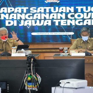 Gubernur Jawa Tengah, Ganjar Pranowo, didampingi Sekda Sumarno, memimpin Rapat Satuan Tugas Penanganan Covid-19 di Ruang Rapat Gedung A Kantor Pemprov Jateng, Senin (31/1)
