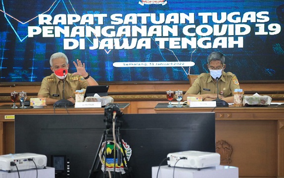 Gubernur Jawa Tengah, Ganjar Pranowo, didampingi Sekda Sumarno, memimpin Rapat Satuan Tugas Penanganan Covid-19 di Ruang Rapat Gedung A Kantor Pemprov Jateng, Senin (31/1)