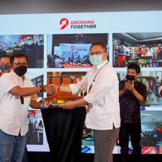 Komisaris Utama SIG, Rudiantara (Kanan) menyerahkan potongan tumpeng kepada Direktur Utama SIG, Donny Arsal pada peringatan HUT ke-9 SIG , di Jakarta, Jumat (7/1).