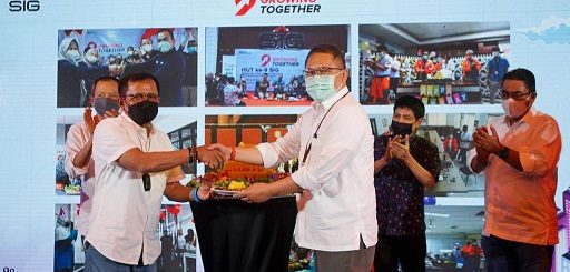 Komisaris Utama SIG, Rudiantara (Kanan) menyerahkan potongan tumpeng kepada Direktur Utama SIG, Donny Arsal pada peringatan HUT ke-9 SIG , di Jakarta, Jumat (7/1).