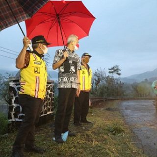 Gubernur Jateng, Ganjar Pranowo melakukan sidak di ruas Banjarnegara-Pekalongan untuk memastikan kondisi jalan