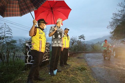 Gubernur Jateng, Ganjar Pranowo melakukan sidak di ruas Banjarnegara-Pekalongan untuk memastikan kondisi jalan