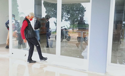 Kondisi bangunan SMAN Karanganyar mengecewakan Gubernur Ganjar Pranowo. Ada tembok palsu yang ditendang langsung jebol, tenyata tidak dibuat dari batu bata