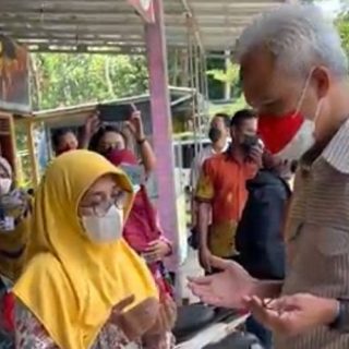 Sunarmi menemui Gubernur Jateng, Ganjar Pranowo, ketika berada di Kebumen, untuk menyampaikan pesan almarhum anaknya yang meninggal karena kanker. Gubernur pun mendoakan sang anak semoga husnul khotimah