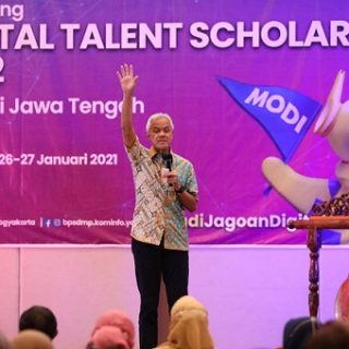 Gubernur Jawa Tengah, Ganjar Pranowo, memberi paparan sekaligus suntikan semangat kepada peserta pelatihan Digital Enterpreneurship kerjasama Pemprov Jateng dengan Kementerian Kominfo