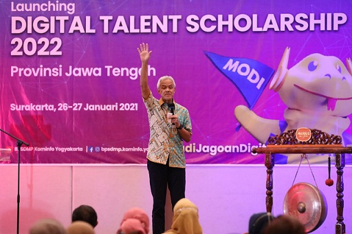 Gubernur Jawa Tengah, Ganjar Pranowo, memberi paparan sekaligus suntikan semangat kepada peserta pelatihan Digital Enterpreneurship kerjasama Pemprov Jateng dengan Kementerian Kominfo