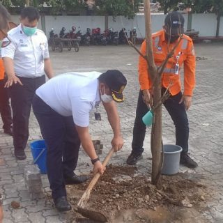 Kegiatan penanaman pohon secara simbolis dilakukan Direktur Operasi KAI, Heru Kuswanto, di beberapa stasiun, beberapa waktu lalu