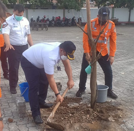 Kegiatan penanaman pohon secara simbolis dilakukan Direktur Operasi KAI, Heru Kuswanto, di beberapa stasiun, beberapa waktu lalu