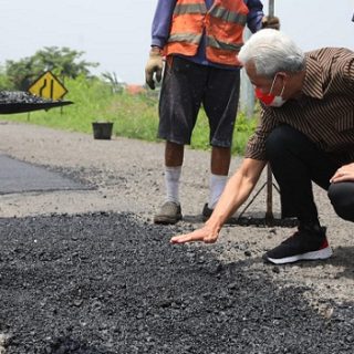 Gubernur Jawa Tengah, Ganjar Pranowo, mengecek perbaikan jalan di dekat pintu exit tol Brebes atau Brexit, dalam perjalanan darat dari Jakarta, Selasa (25/1)
