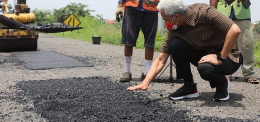 Gubernur Jawa Tengah, Ganjar Pranowo, mengecek perbaikan jalan di dekat pintu exit tol Brebes atau Brexit, dalam perjalanan darat dari Jakarta, Selasa (25/1)