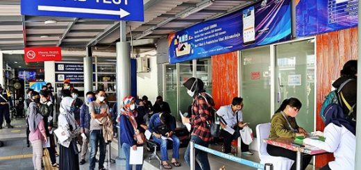 Calon penumpang kereta jarak jauh melakukan tes rapid antigen di stasiun