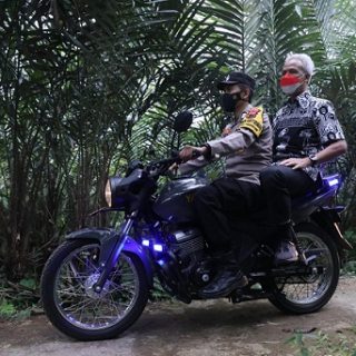 Gubernur Jawa Tengah, Ganjar Pranowo, membonceng motor untuk meninjau jembatan penghubung yang diterjang banjir dan siap membangun kembali