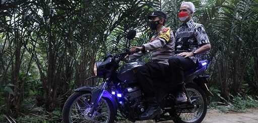 Gubernur Jawa Tengah, Ganjar Pranowo, membonceng motor untuk meninjau jembatan penghubung yang diterjang banjir dan siap membangun kembali