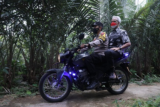 Gubernur Jawa Tengah, Ganjar Pranowo, membonceng motor untuk meninjau jembatan penghubung yang diterjang banjir dan siap membangun kembali