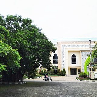 Salah satu sudut kampus Unissula yang asri dengan berbagai pepohonan rindang dengan yang dikonsep dengan tatakelola ramah lingkungan dan berkelanjutan.