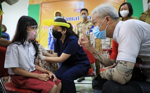 Gubernur Jateng, Ganjar Pranowo meninjau vaksinasi anak di SD Petra, Jalan Taman Majapahit, Pedurungan Lor, Senin (3/1)