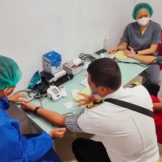 Para pegawai KAI Daop 4 Semarang melakukan vaksinasi dosis ketiga atau booster