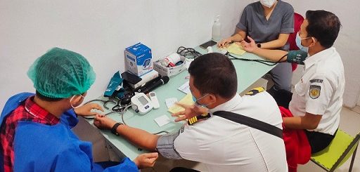 Para pegawai KAI Daop 4 Semarang melakukan vaksinasi dosis ketiga atau booster