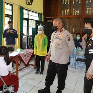 Polda Jateng menggelar vaksinasi anakdi SD Kemala Bhayangkari 02, Pedurungan Kota Semarang. Kegiatan yang digelar dengan tajuk Vaksinasi Merdeka Anak itu dihadiri Wakapolda Jateng Brigjen Abioso Seno Aji, Rabu (5/1). 