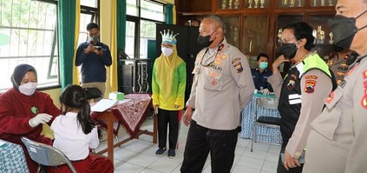 Polda Jateng menggelar vaksinasi anakdi SD Kemala Bhayangkari 02, Pedurungan Kota Semarang. Kegiatan yang digelar dengan tajuk Vaksinasi Merdeka Anak itu dihadiri Wakapolda Jateng Brigjen Abioso Seno Aji, Rabu (5/1). 
