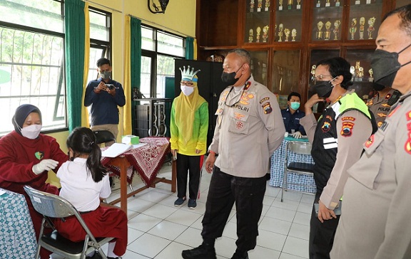 Polda Jateng menggelar vaksinasi anakdi SD Kemala Bhayangkari 02, Pedurungan Kota Semarang. Kegiatan yang digelar dengan tajuk Vaksinasi Merdeka Anak itu dihadiri Wakapolda Jateng Brigjen Abioso Seno Aji, Rabu (5/1). 