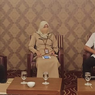 Kabid Pencegahan dan Pengendalian Penyakit (P2P) Dinas Kesehatan Kota Semarang, Nur Dian Rakhmawati Skep Ners MPH (dua dari kiri), menjadi salah satu narasumber pada dialog interaktif dengan tema “Bersiap Hadapi Omicron” di Hotel Noorman Semarang, Senin (24/1). 