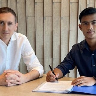 Pratama Arhan saat tanda tangan kontrak dengan klub asal Jepang Tokyo Verdy