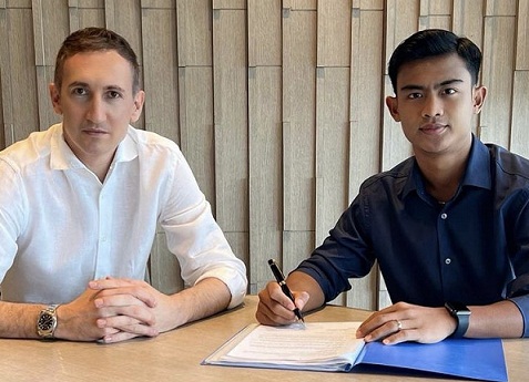 Pratama Arhan saat tanda tangan kontrak dengan klub asal Jepang Tokyo Verdy