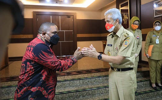 Bupati Manokwari, Hermous Indou, mengunjungi Gubernur Ganjar Pranowo di kantor Pemprov Jateng, Senin (21/2)