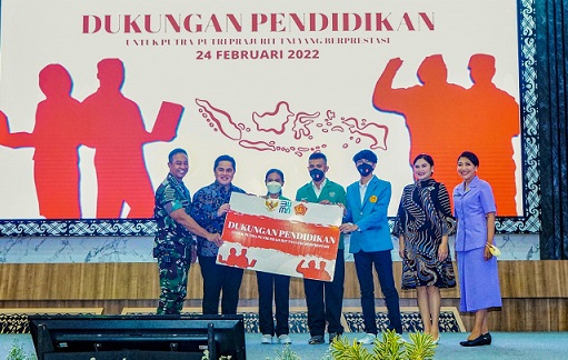 Menteri BUMN Erick Thohir (kedua dari kiri) bersama istri Elizabeth Tjandra (kedua dari kanan), Panglima TNI, Jenderal Andika Perkasa (paling kiri) bersama istri Diah Erwiany Trisnamurti Hendrati (paling kanan) menyerahkan bantuan kepada perwakilan mahasiswa berprestasi di GOR Ahmad Yani, Mabes TNI, Jakarta, Kamis (24/2).