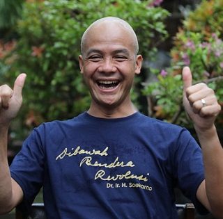Kepala Gubernur Jateng Ganjar Pranowo plontos usai mengikuti gerakan Berani Gundul 2022, dalam rangka Hari Kanker Anak Sedunia, Senin (28/2)