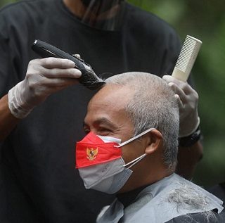 Gerakan Berani Gundul 2022 mewarnai peringatan Hari Kanker Anak Sedunia. Gubernur Jateng Ganjar Pranowo pun ikut mencukur rambutnya, Senin (28/2)