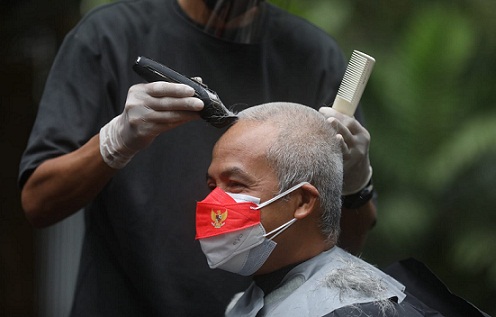 Gerakan Berani Gundul 2022 mewarnai peringatan Hari Kanker Anak Sedunia. Gubernur Jateng Ganjar Pranowo pun ikut mencukur rambutnya, Senin (28/2)