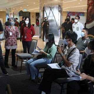 Gubernur Jawa Tengah, Ganjar Pranowo, meninjau vaksinasi di Mall Tentrem Semarang, Rabu (16/2)