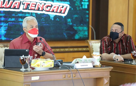 Gubernur Jawa Tengah, Ganjar Pranowo, menelpon Menteri Kelautan dan Perikanan, Sakti Wahyu Trenggono, agar mengizinkan nelayan Tegal melaut satu trip untuk mengurangi penumpukan kapal di pelabuhan, Selasa (8/2)