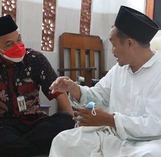 Gubernur Ganjar Pranowo bersilaturahmi ke rumah Gus Baha di Desa Narukan, Kecamatan Kragan, Kabupaten Rembang. rabu (2/2)