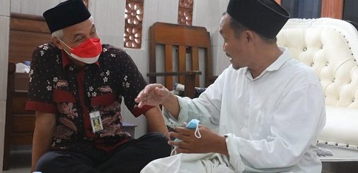 Gubernur Ganjar Pranowo bersilaturahmi ke rumah Gus Baha di Desa Narukan, Kecamatan Kragan, Kabupaten Rembang. rabu (2/2)