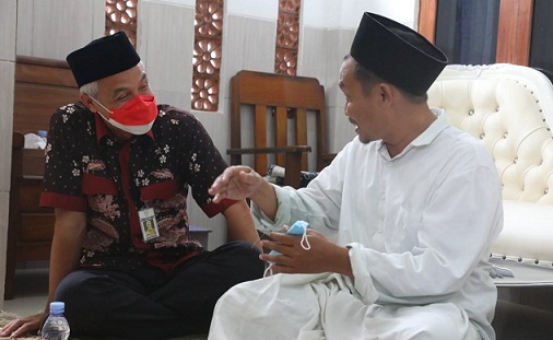 Gubernur Ganjar Pranowo bersilaturahmi ke rumah Gus Baha di Desa Narukan, Kecamatan Kragan, Kabupaten Rembang. rabu (2/2)