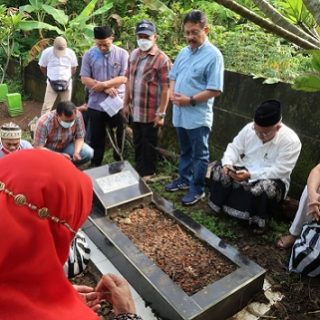 Pengurus PWI Jateng melakukan ziarah ke makam almarhum Drs Sutrisna, mantan Ketua PWI Jateng di pemakaman Gunung Talang, Bendan Duwur, Semarang, Selasa (8/2)