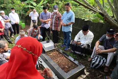 Pengurus PWI Jateng melakukan ziarah ke makam almarhum Drs Sutrisna, mantan Ketua PWI Jateng di pemakaman Gunung Talang, Bendan Duwur, Semarang, Selasa (8/2)