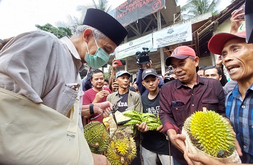Berbagai macam hasil bumi warga Desa Wadas Purworejo diberikan kepada Gubernur Ganjar Pranowo untuk oleh-oleh pulang ke Semarang